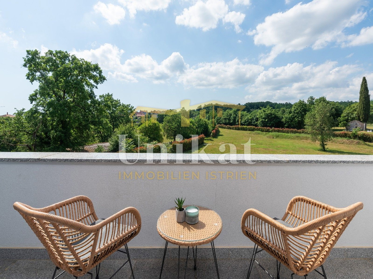 Villa moderna con piscina interna ed esterna